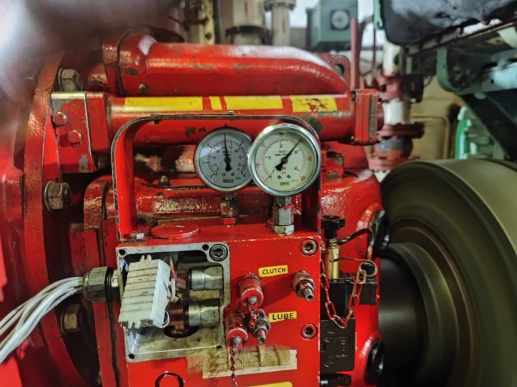 Gearbox clutch and lube pressure gauges